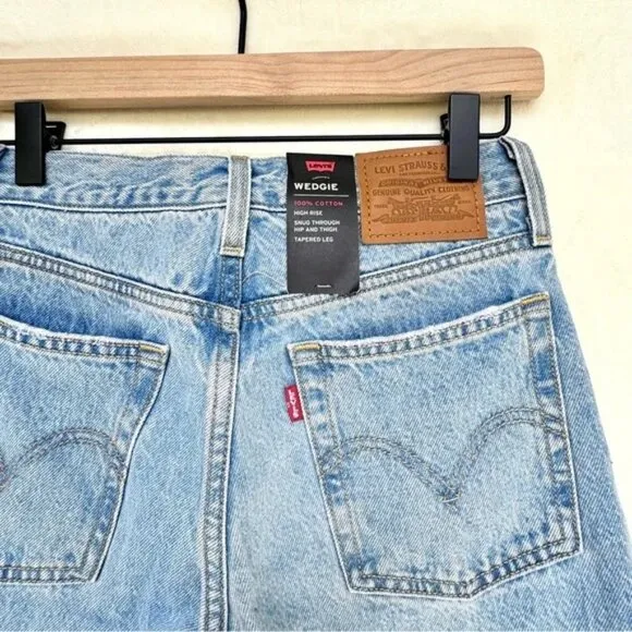 Levi’s Distressed Wedgie Icon Fit Jeans