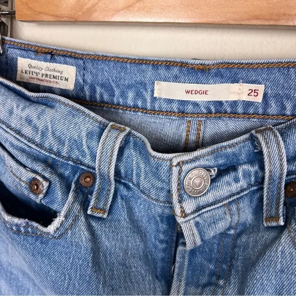 Levi's Wedgie Icon Fit Jeans in Bright Side 25