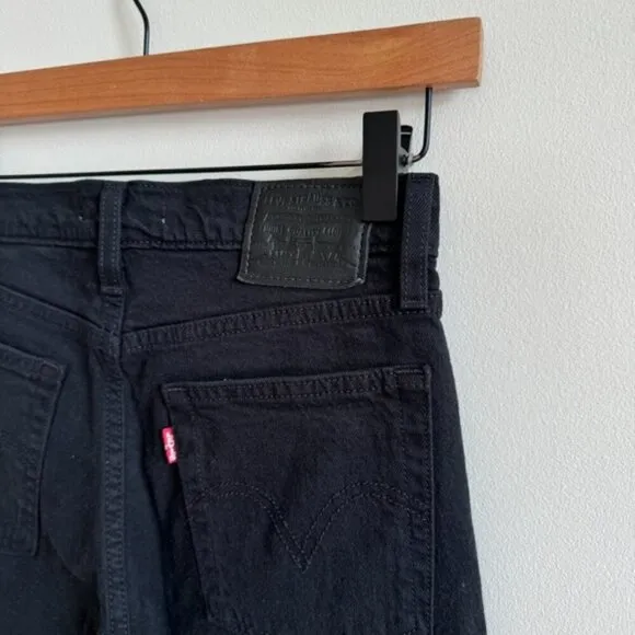 LEVI’S • Wedgie Icon in Black Desert • 24