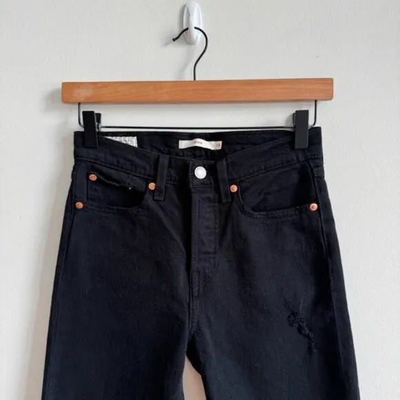 LEVI’S • Wedgie Icon in Black Desert • 24