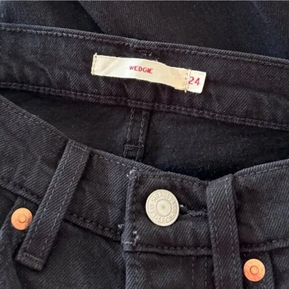 LEVI’S • Wedgie Icon in Black Desert • 24