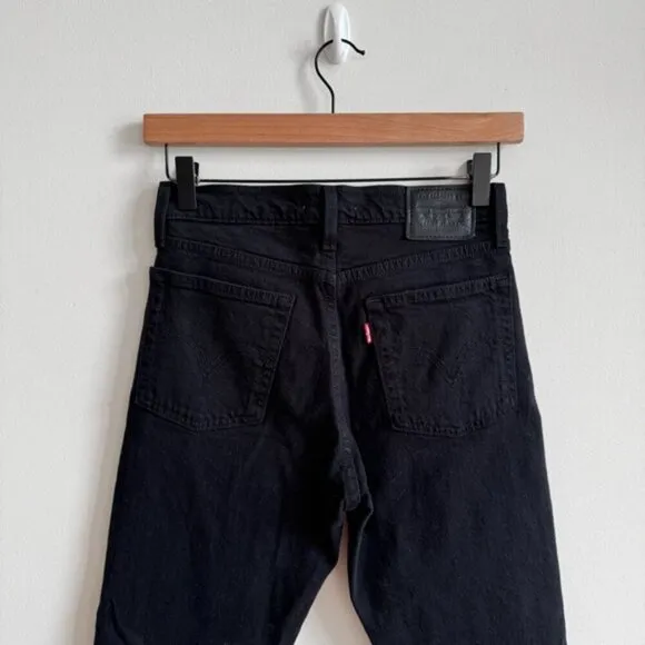LEVI’S • Wedgie Icon in Black Desert • 24