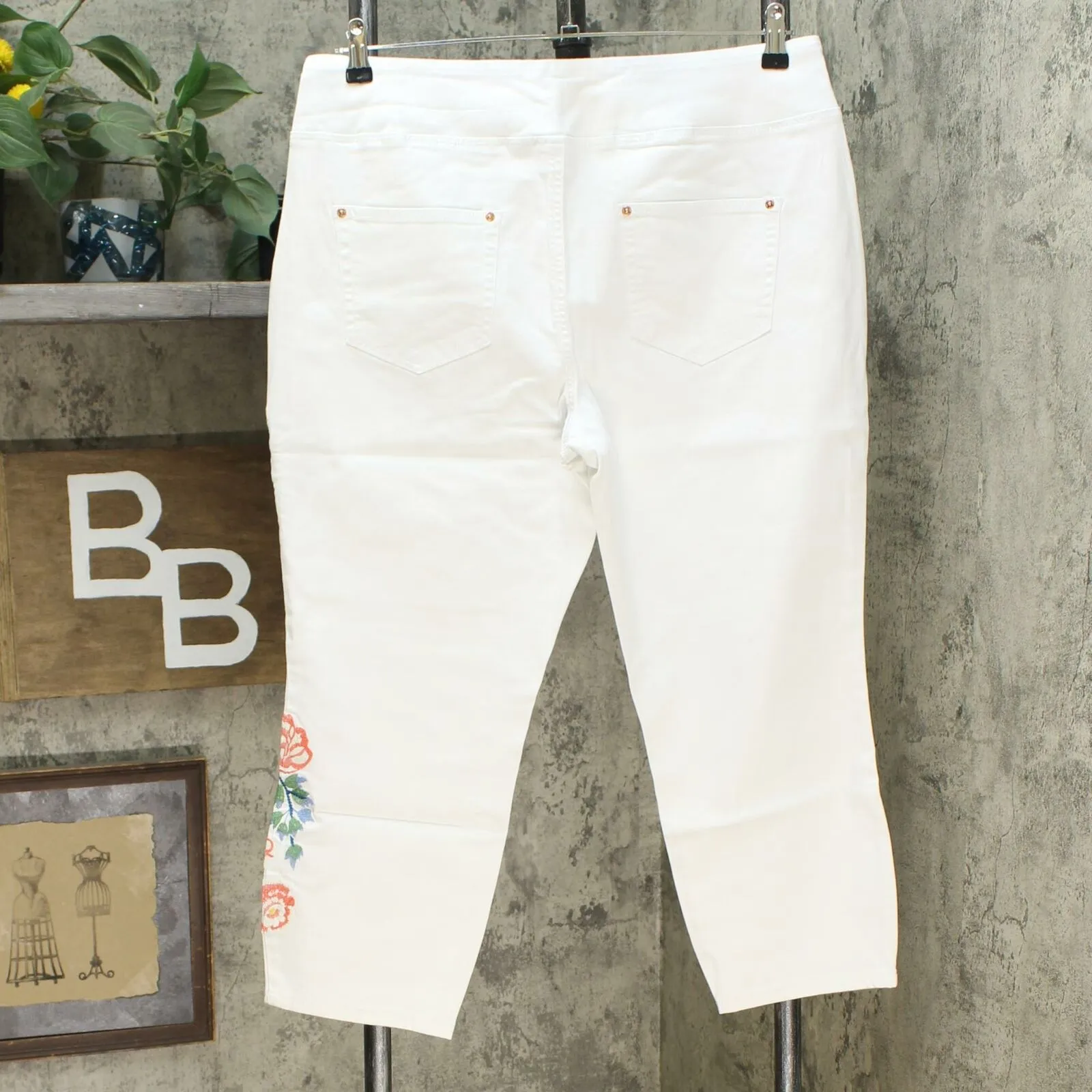NWT Belle By Kim Gravel TripleLuxe Twill Floral Cropped Jeggings. A350523 16