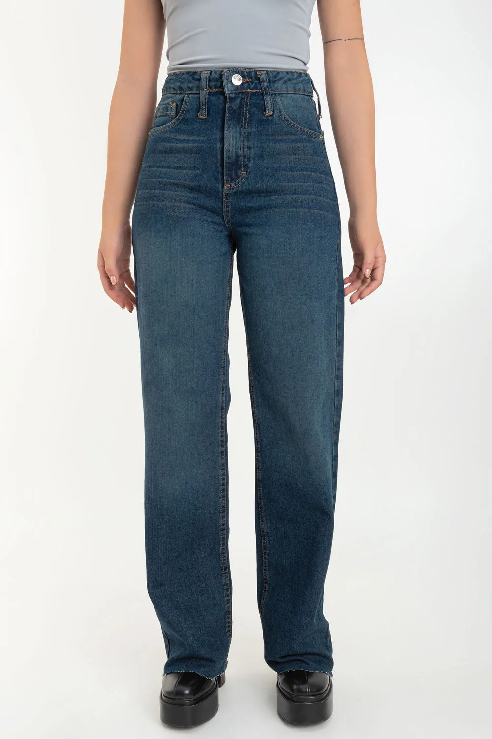 Pantalón de denim con rotos fit recto
