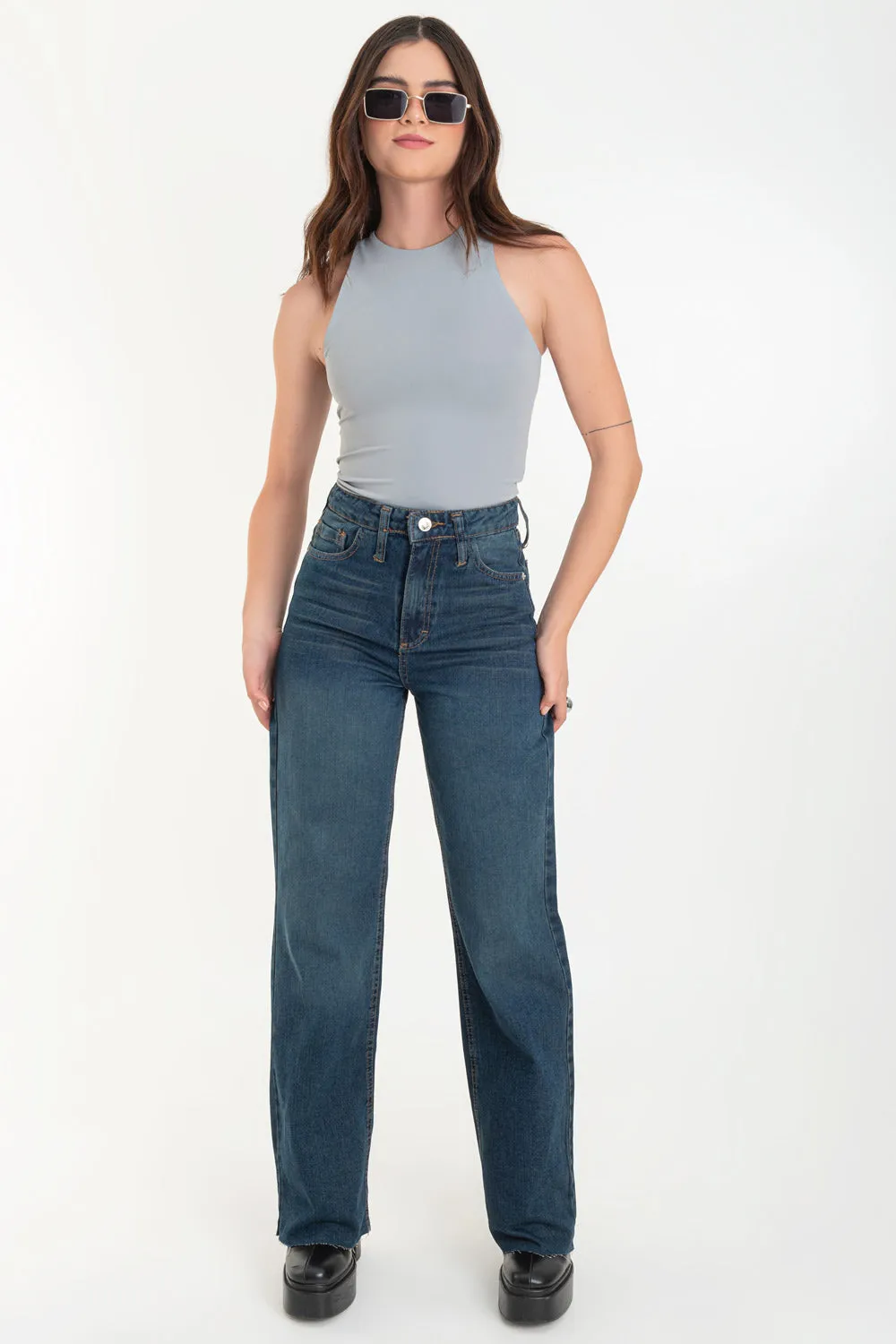Pantalón de denim con rotos fit recto