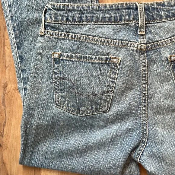 Signature Levi Strauss low rise boot cut cotton jeans women’s sz 10 short Misses