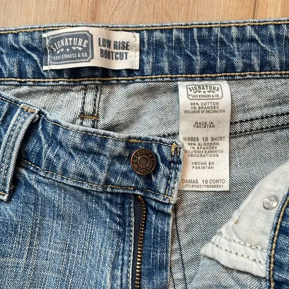 Signature Levi Strauss low rise boot cut cotton jeans women’s sz 10 short Misses