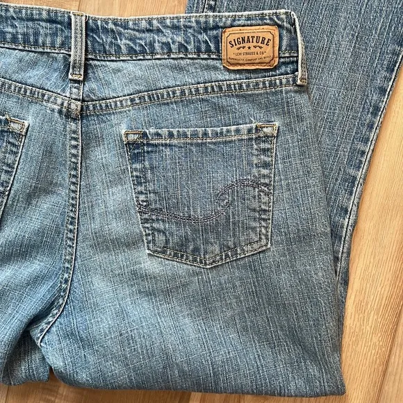 Signature Levi Strauss low rise boot cut cotton jeans women’s sz 10 short Misses