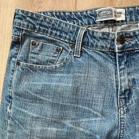 Signature Levi Strauss low rise boot cut cotton jeans women’s sz 10 short Misses