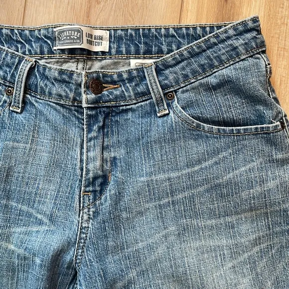 Signature Levi Strauss low rise boot cut cotton jeans women’s sz 10 short Misses
