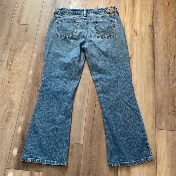 Signature Levi Strauss low rise boot cut cotton jeans women’s sz 10 short Misses