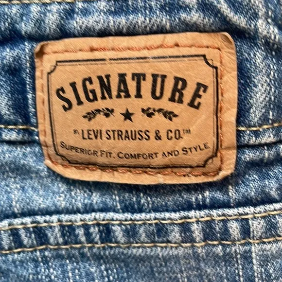 Signature Levi Strauss low rise boot cut cotton jeans women’s sz 10 short Misses