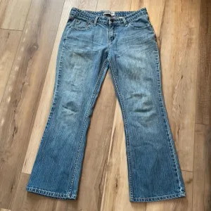 Signature Levi Strauss low rise boot cut cotton jeans women’s sz 10 short Misses