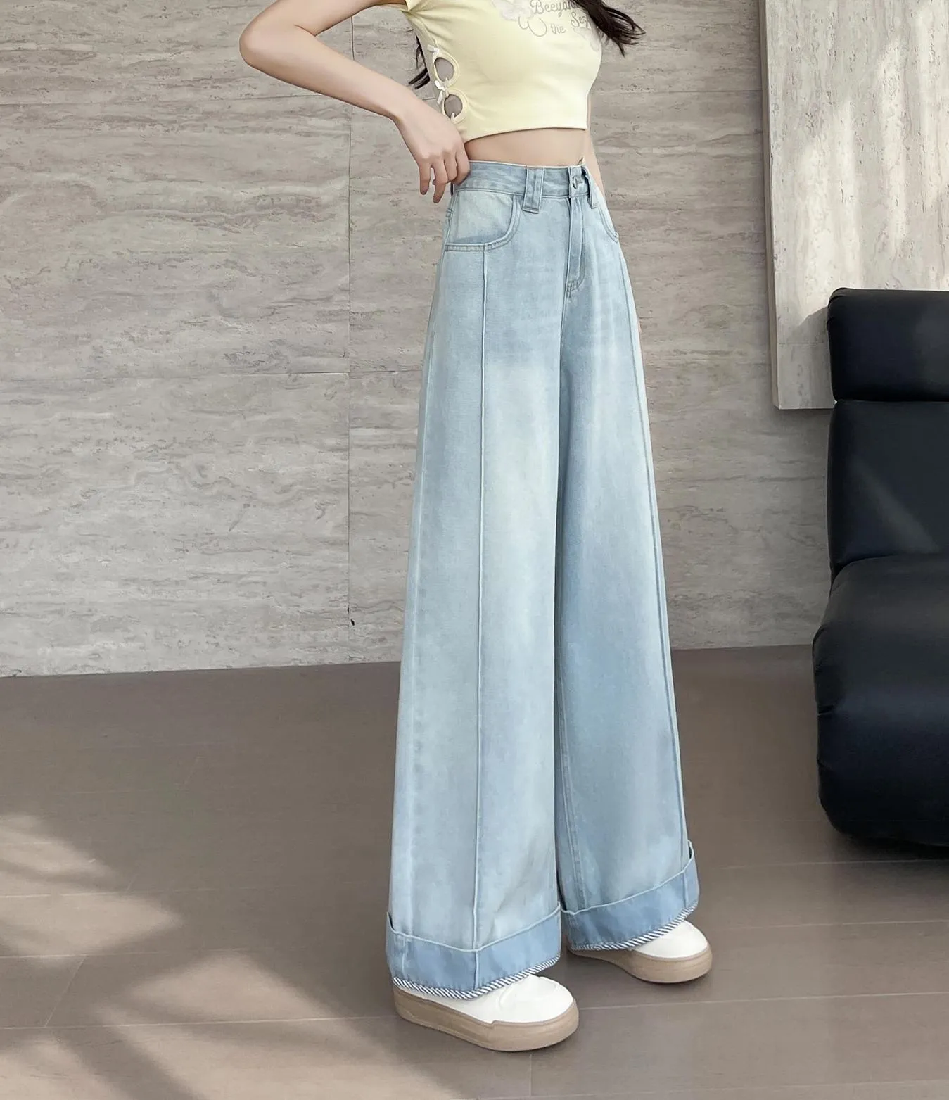 Stylish Loose-Fit Ankle Cut Jeans with a Straight-Leg Design