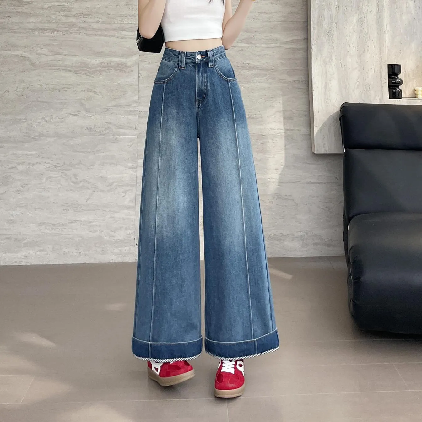 Stylish Loose-Fit Ankle Cut Jeans with a Straight-Leg Design