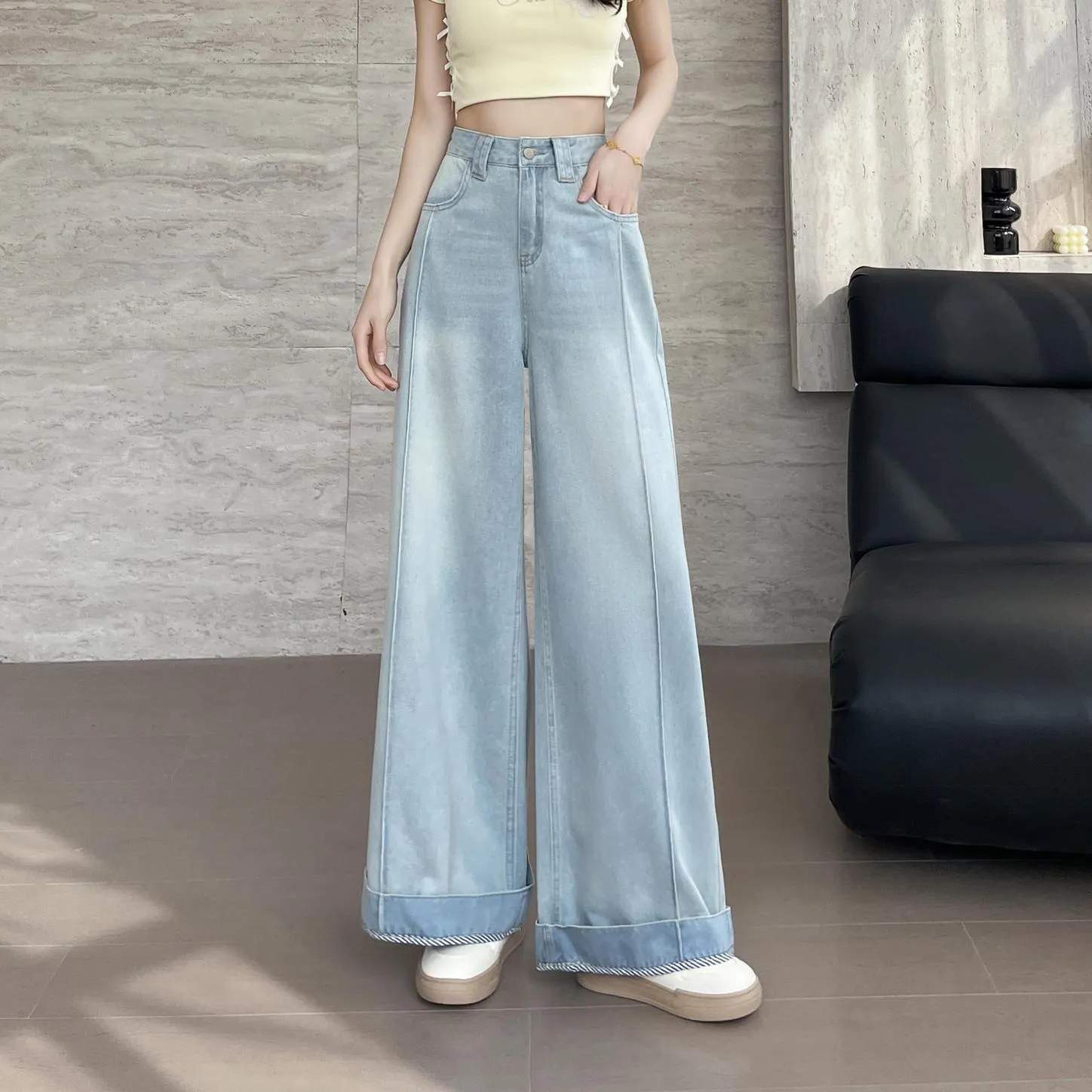 Stylish Loose-Fit Ankle Cut Jeans with a Straight-Leg Design