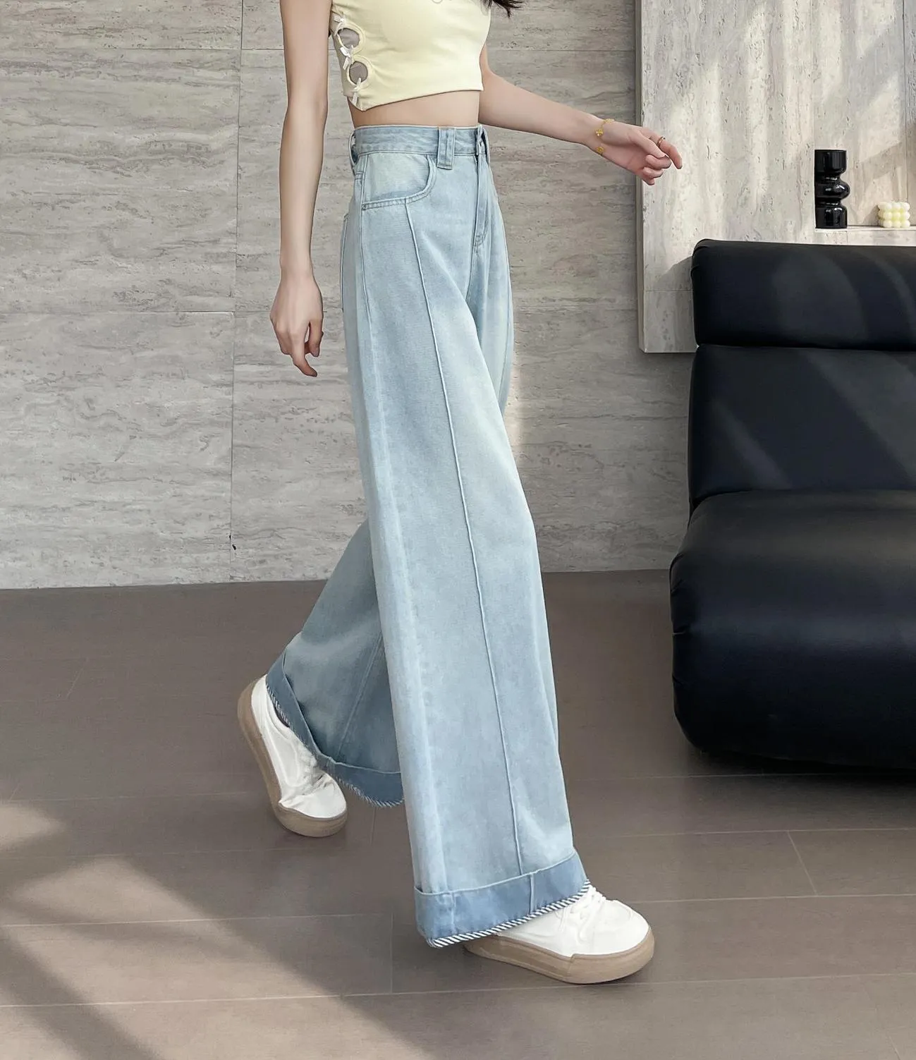 Stylish Loose-Fit Ankle Cut Jeans with a Straight-Leg Design