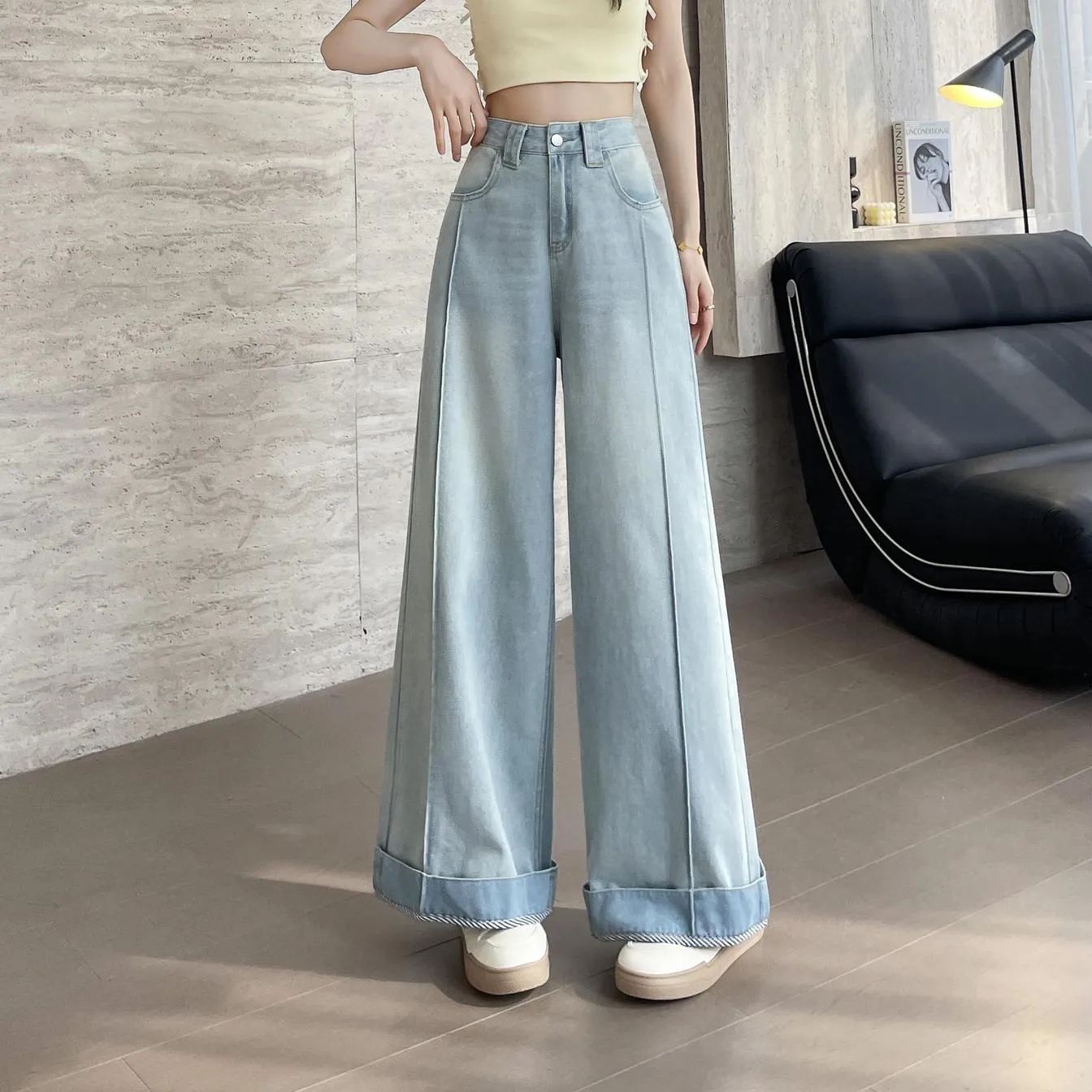 Stylish Loose-Fit Ankle Cut Jeans with a Straight-Leg Design