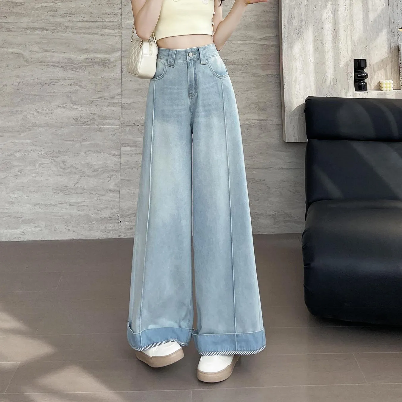 Stylish Loose-Fit Ankle Cut Jeans with a Straight-Leg Design
