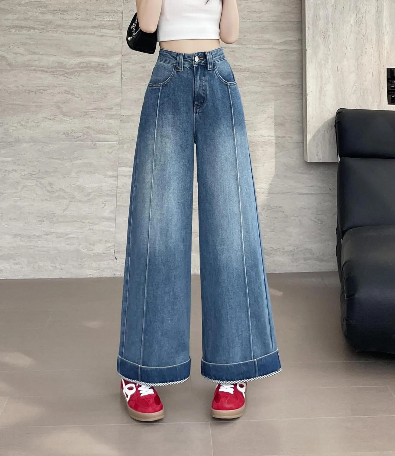 Stylish Loose-Fit Ankle Cut Jeans with a Straight-Leg Design