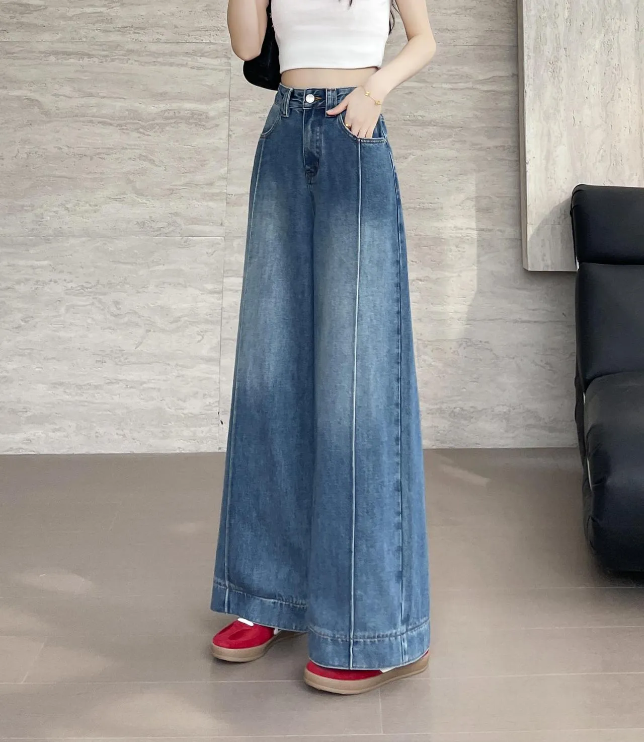 Stylish Loose-Fit Ankle Cut Jeans with a Straight-Leg Design
