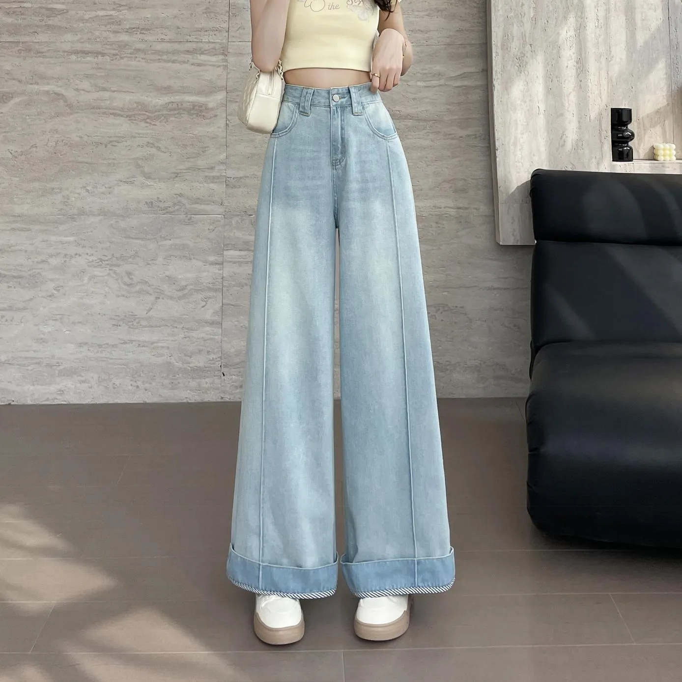 Stylish Loose-Fit Ankle Cut Jeans with a Straight-Leg Design