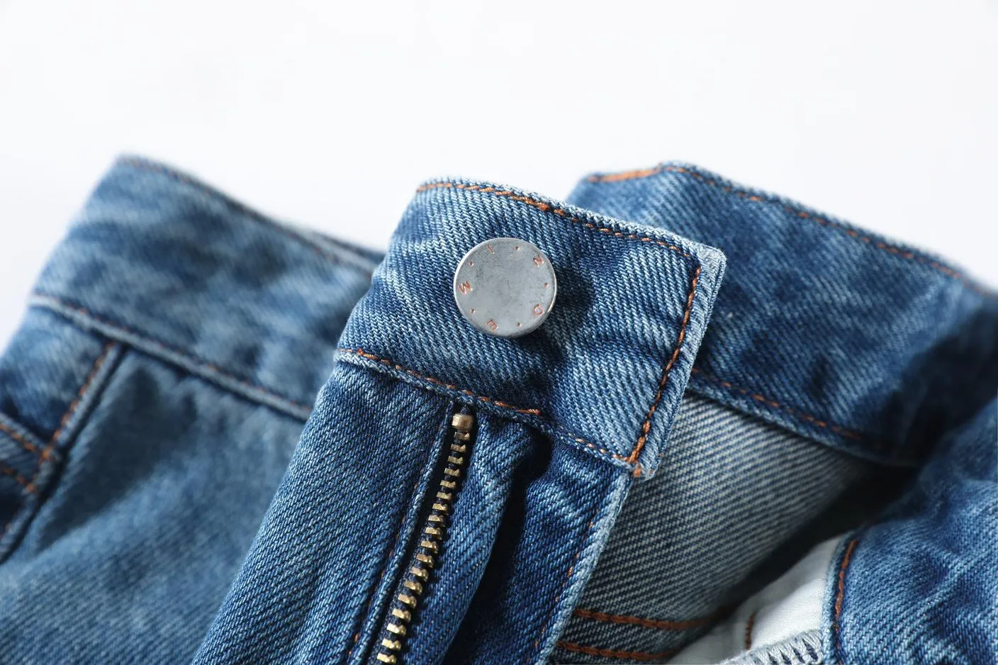 Stylish Loose-Fit Ankle Cut Jeans with a Straight-Leg Design