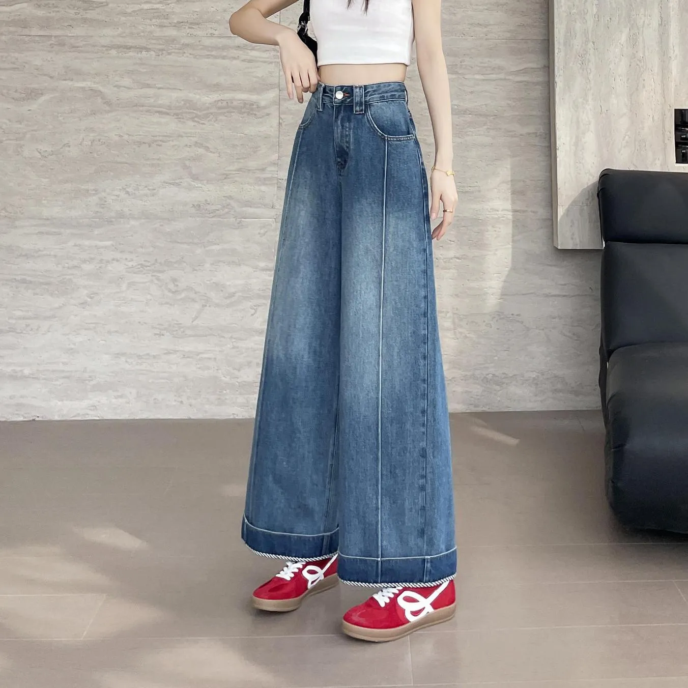 Stylish Loose-Fit Ankle Cut Jeans with a Straight-Leg Design