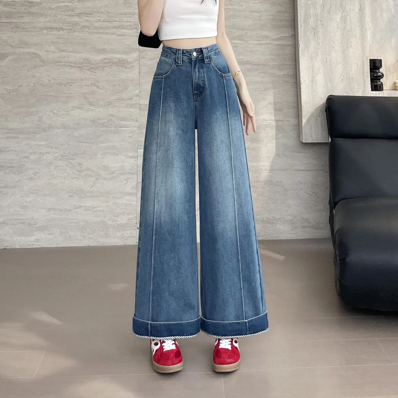 Stylish Loose-Fit Ankle Cut Jeans with a Straight-Leg Design