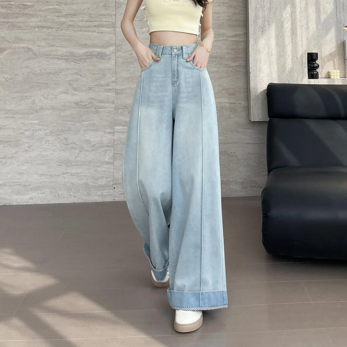 Stylish Loose-Fit Ankle Cut Jeans with a Straight-Leg Design