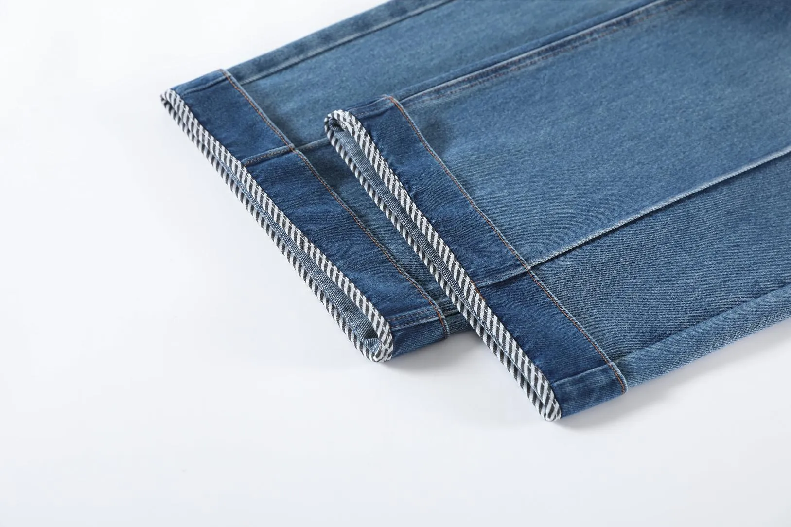 Stylish Loose-Fit Ankle Cut Jeans with a Straight-Leg Design