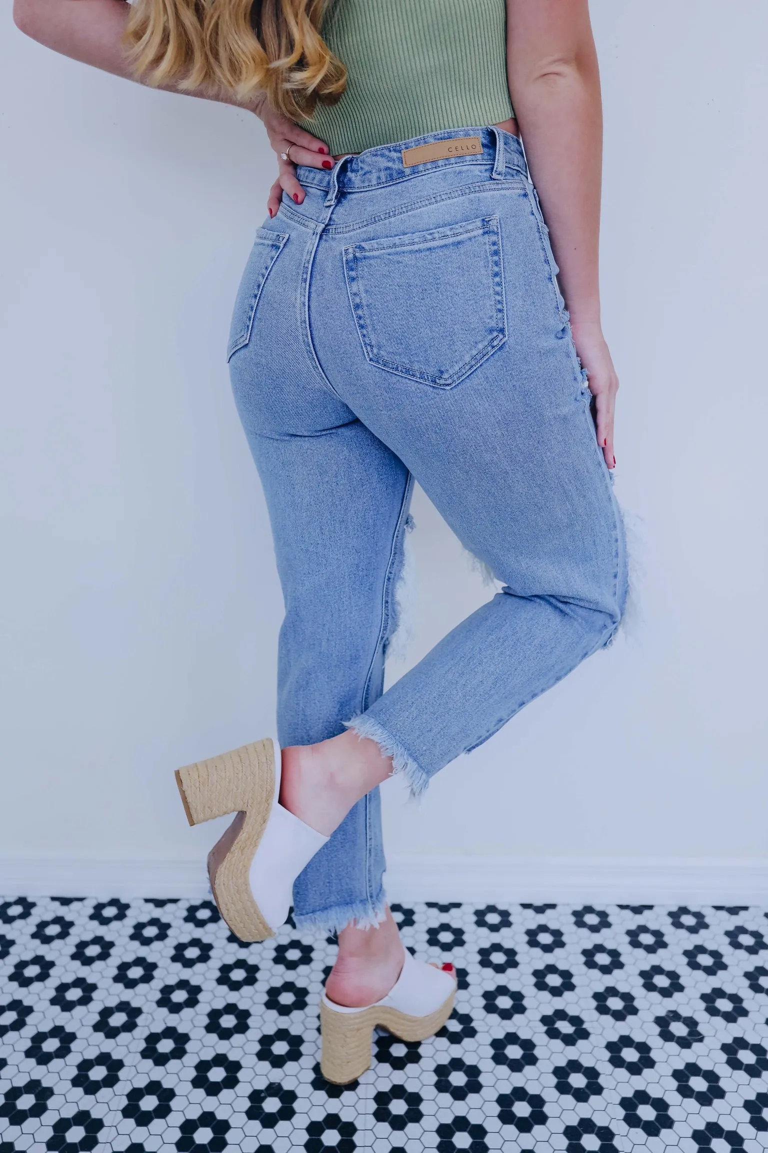 Tatum Distressed Cropped Jeans -Light
