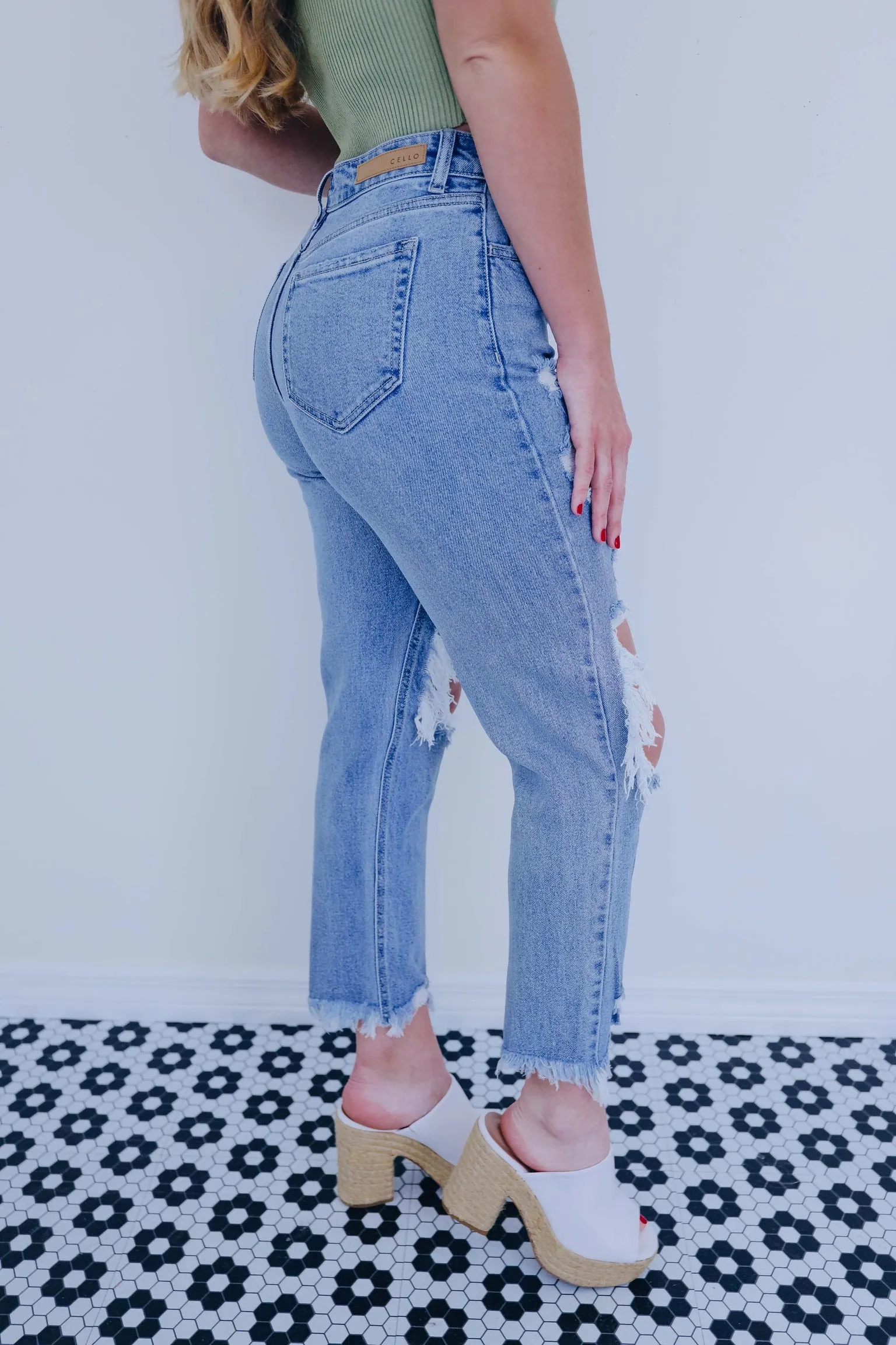 Tatum Distressed Cropped Jeans -Light