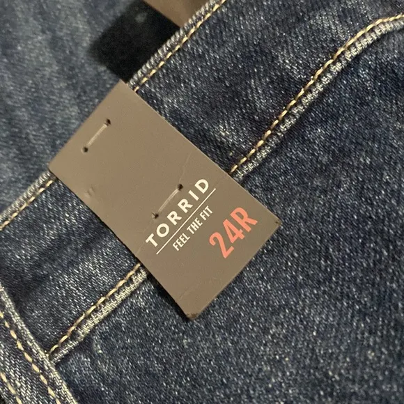 Torrid feel the fit medium wash button up jeans