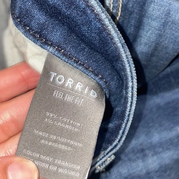 Torrid feel the fit medium wash button up jeans
