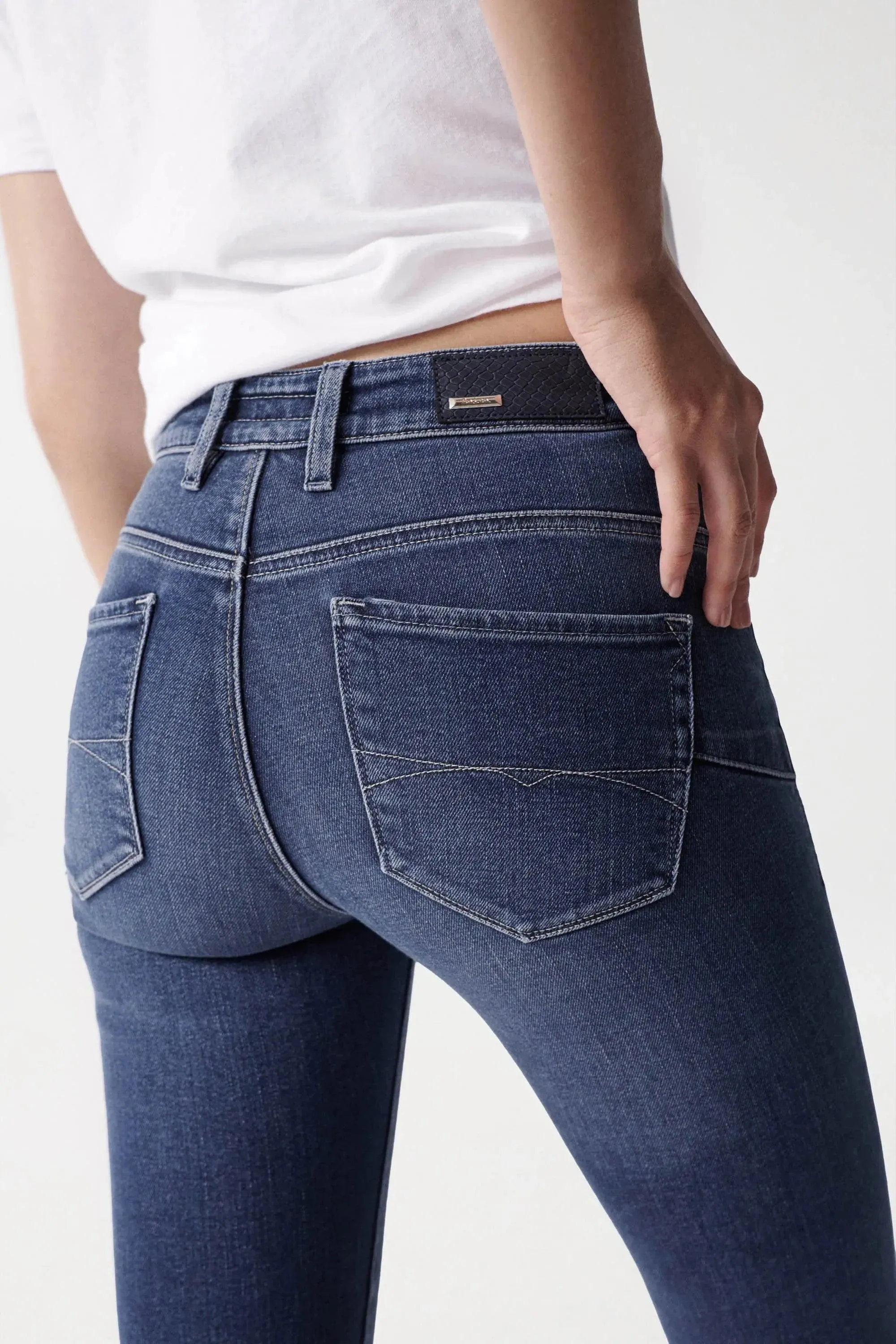 Vaqueros Push In Glamour Con Detalle En El Bajo
